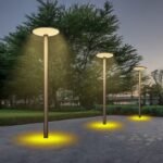 Imagen de un foco solar LED iluminando un jardín en la noche, mostrando su brillo y eficiencia energética