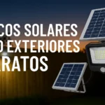Focos solares LED con paneles instalados en jardín iluminando al anochecer