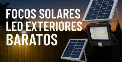 Focos solares LED con paneles instalados en jardín iluminando al anochecer