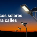 Faroles solares encendidos al atardecer iluminando una calle con postes modernos