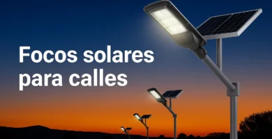 Faroles solares encendidos al atardecer iluminando una calle con postes modernos