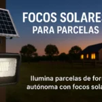 Foco solar con panel instalado en parcela iluminando al anochecer