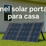 Panel solar portátil desplegado sobre el césped frente a una casa residencial