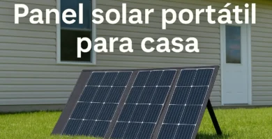 Panel Solar Portátil para Casa Panel solar portátil desplegado sobre el césped frente a una casa residencial