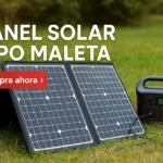 Panel solar tipo maleta abierto sobre terreno con paisaje natural y cielo azul