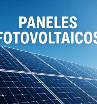 Imagen de paneles fotovoltaicos captando energía solar directa en cielo despejado