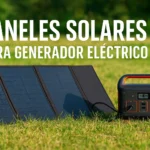 Panel solar portátil conectado a generador eléctrico sobre césped verde